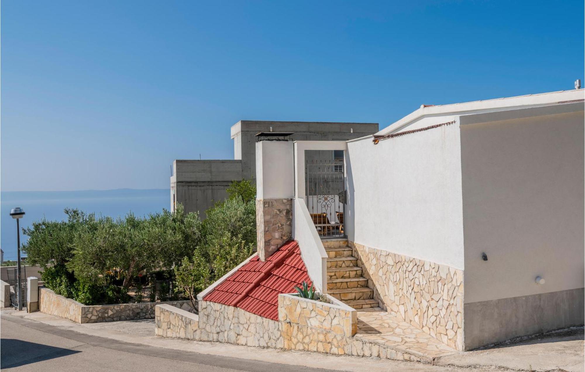 2 Bedroom Cozy Apartment In Makarska Eksteriør billede