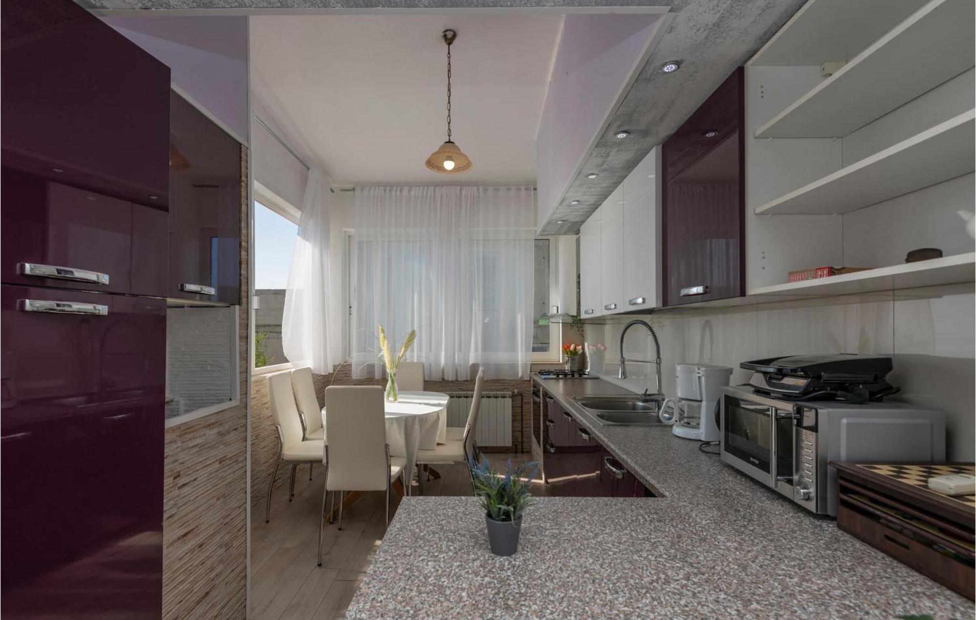 2 Bedroom Cozy Apartment In Makarska Eksteriør billede