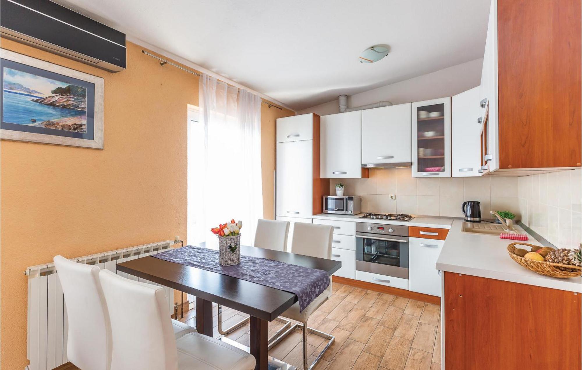 2 Bedroom Cozy Apartment In Makarska Eksteriør billede