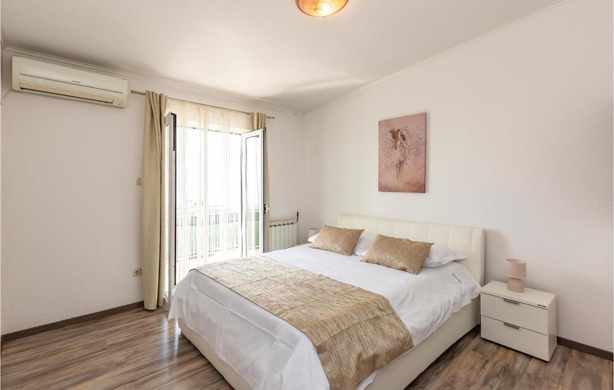 2 Bedroom Cozy Apartment In Makarska Eksteriør billede