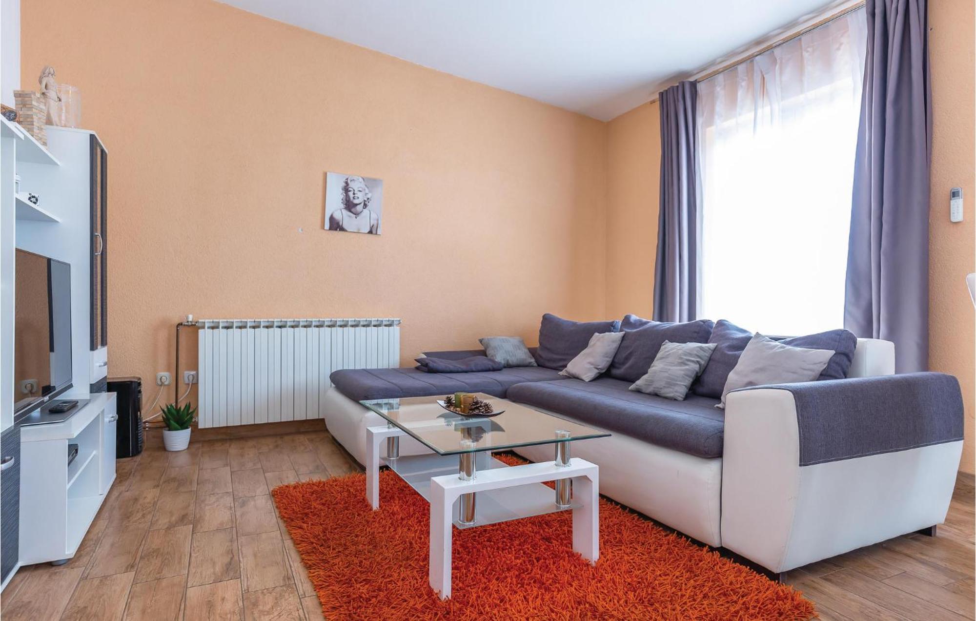 2 Bedroom Cozy Apartment In Makarska Eksteriør billede