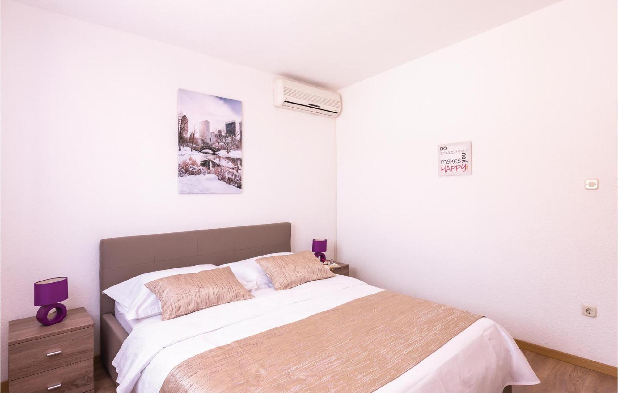 2 Bedroom Cozy Apartment In Makarska Eksteriør billede