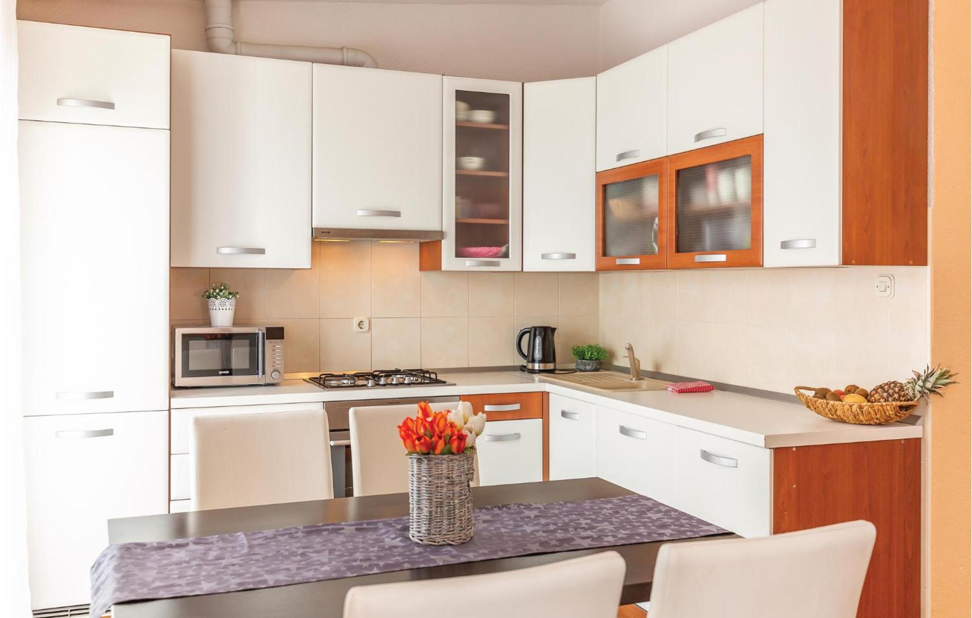 2 Bedroom Cozy Apartment In Makarska Eksteriør billede