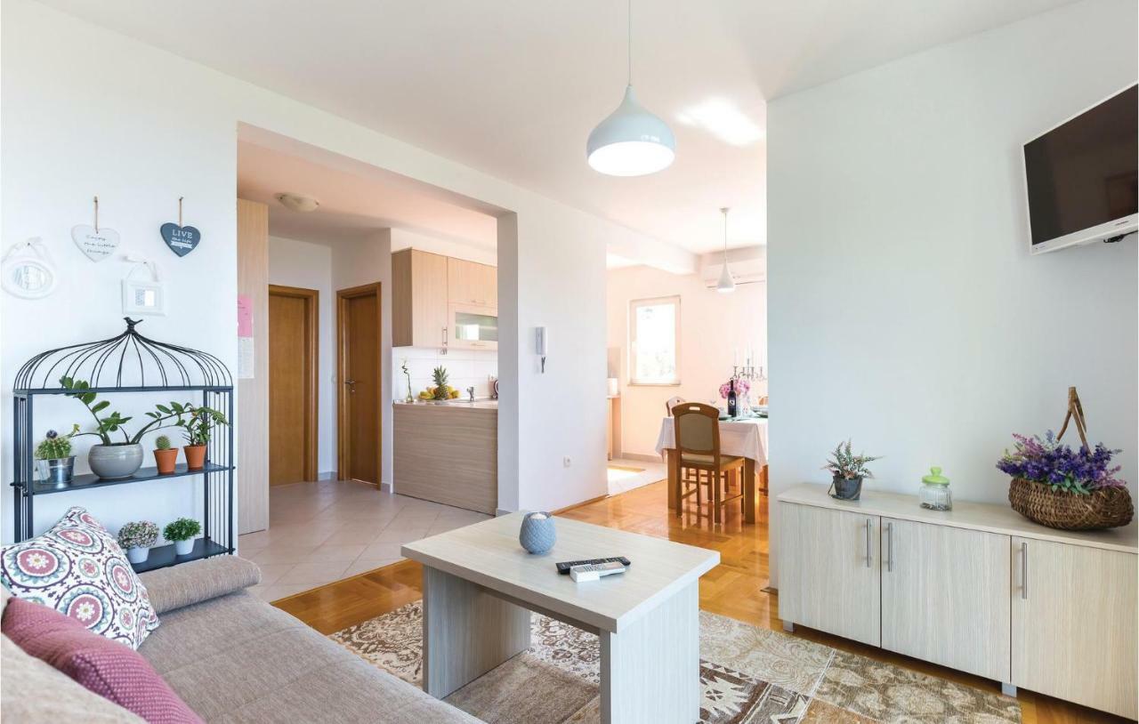 2 Bedroom Cozy Apartment In Makarska Eksteriør billede