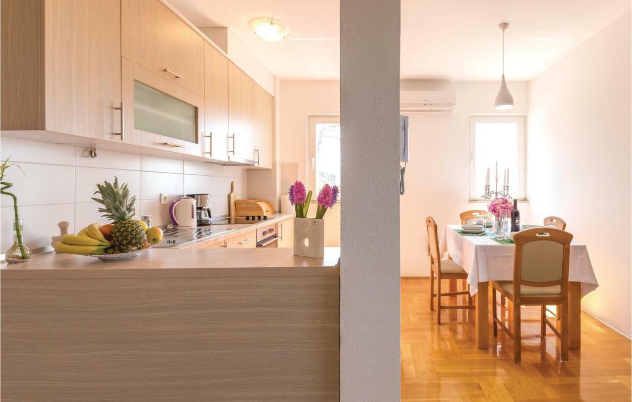 2 Bedroom Cozy Apartment In Makarska Eksteriør billede