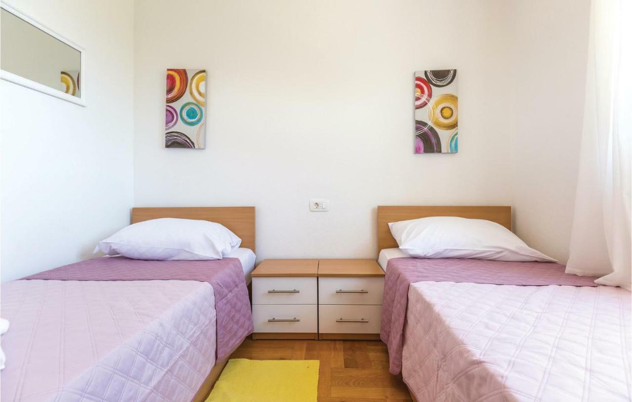 2 Bedroom Cozy Apartment In Makarska Eksteriør billede