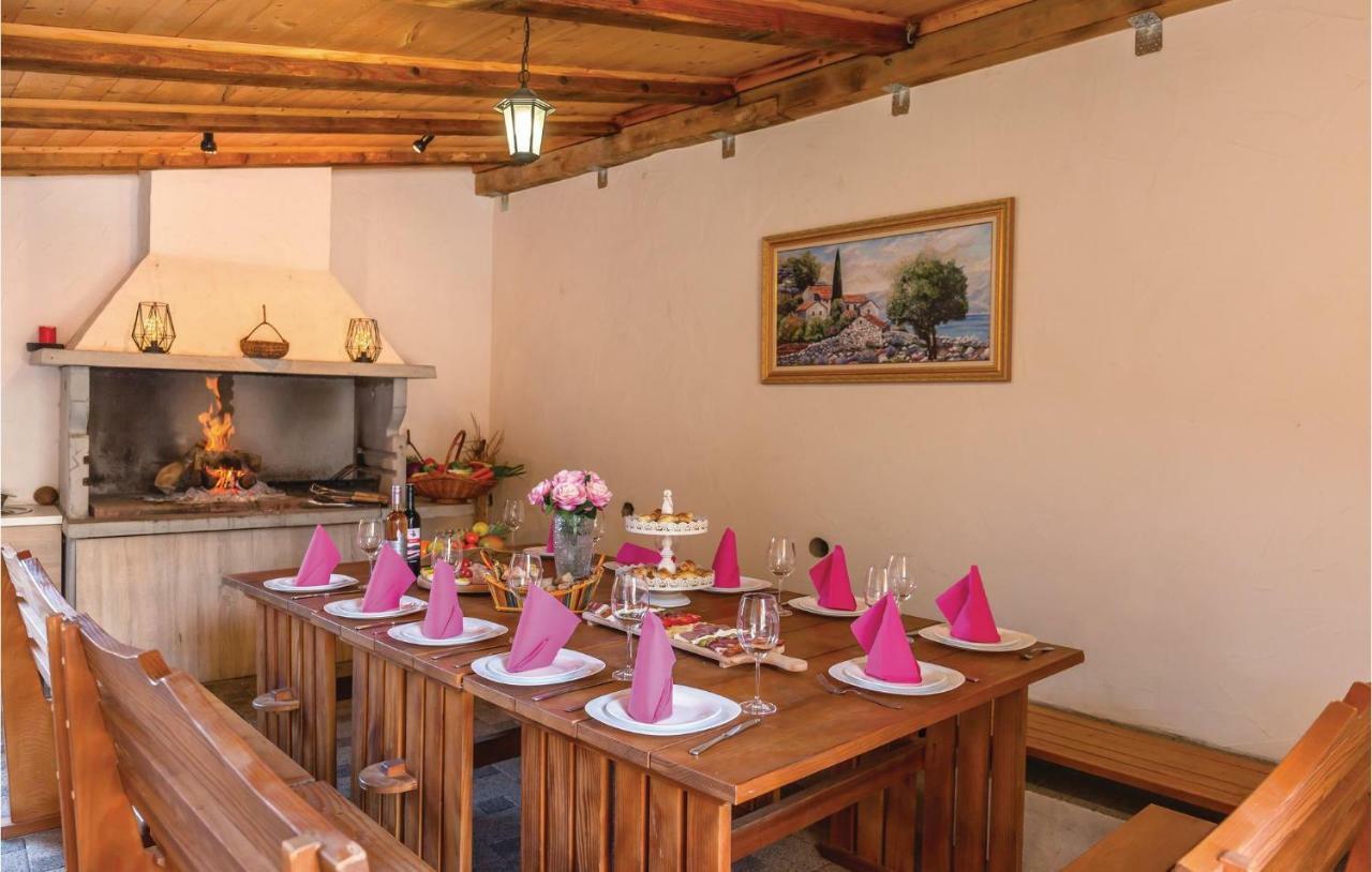 2 Bedroom Cozy Apartment In Makarska Eksteriør billede
