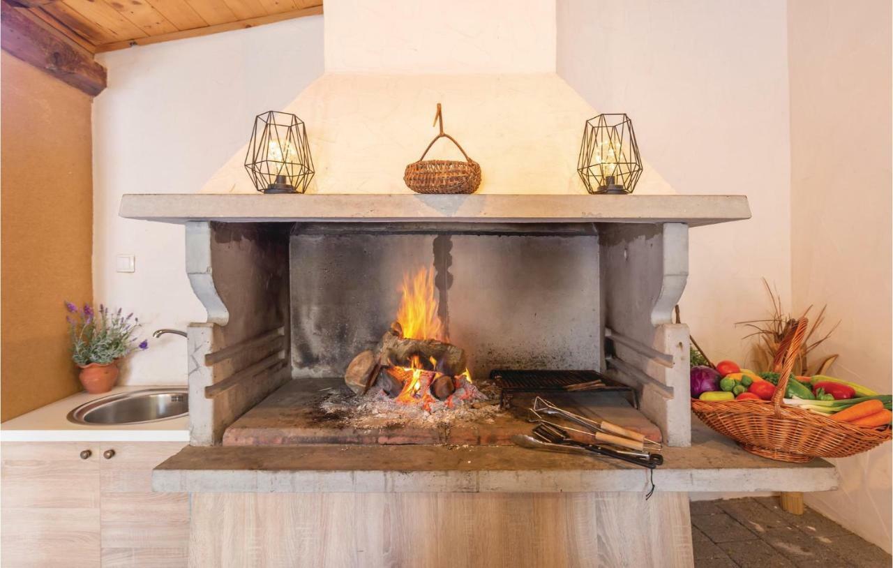 2 Bedroom Cozy Apartment In Makarska Eksteriør billede