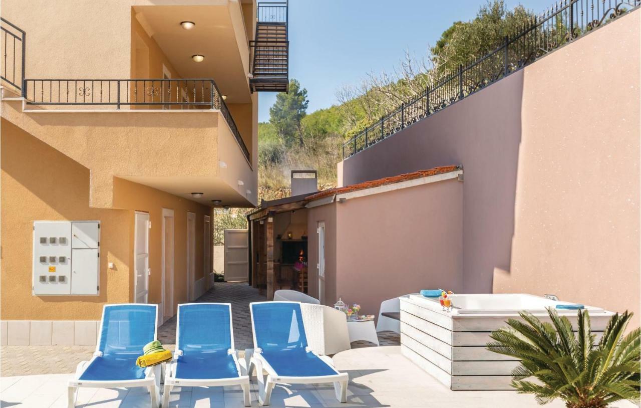 2 Bedroom Cozy Apartment In Makarska Eksteriør billede