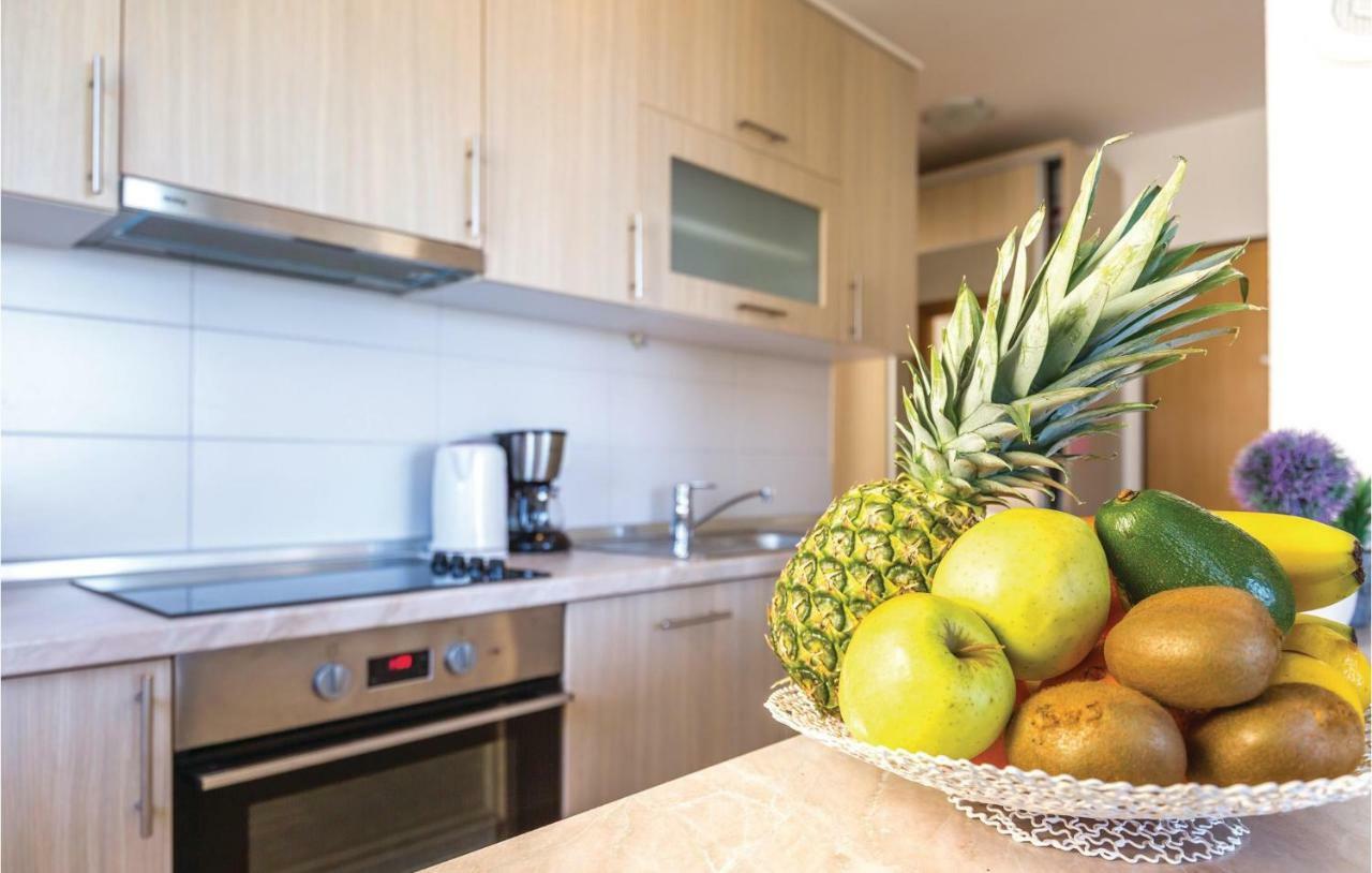 2 Bedroom Cozy Apartment In Makarska Eksteriør billede